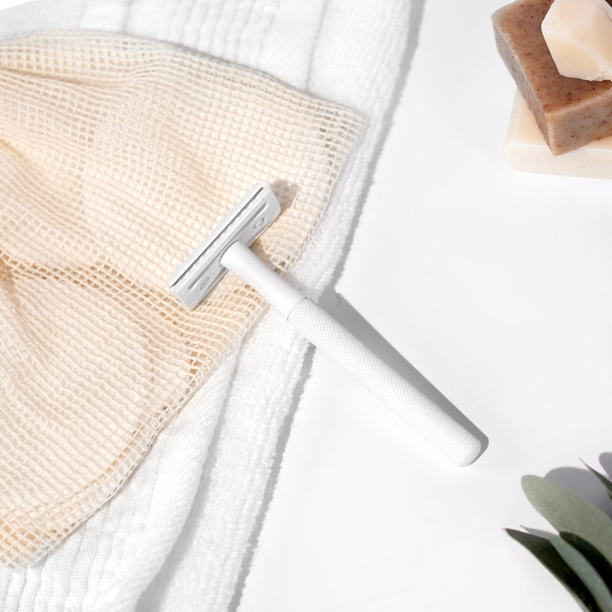 White Handle Razor How to Shave Back Hair: A Complete Guide – ZOMCHI